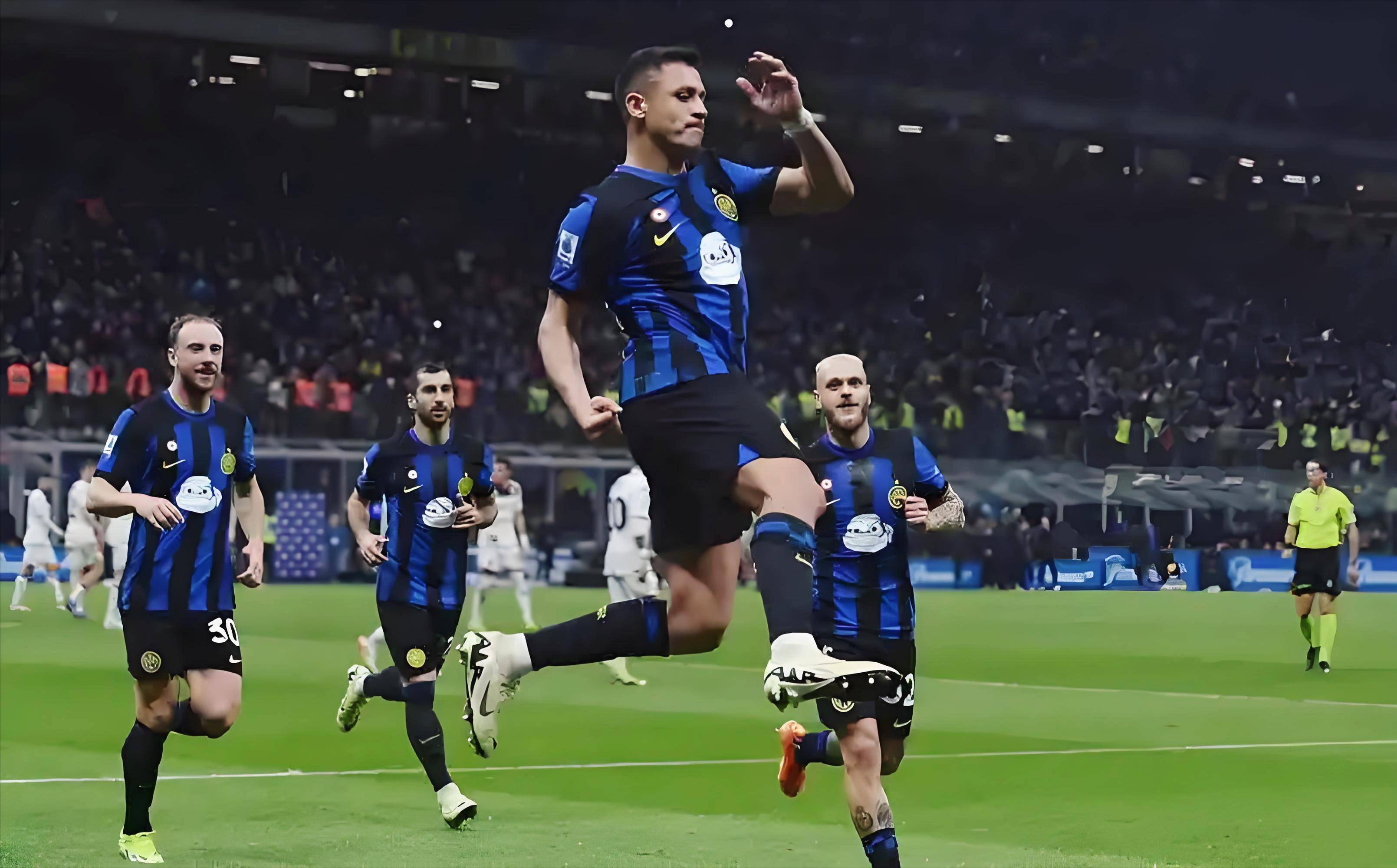 西甲半场：亚当斯门前造险，瓦伦西亚暂0-0塞维利亚（西甲半场：亚当斯禁区内险些破门，瓦伦西亚与塞维利亚暂时0-0）